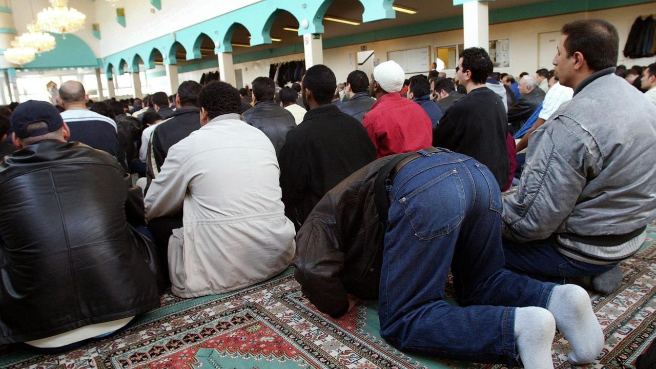 Muslimische Gläubige beten in der Al-Nur Moschee in Berlin. Muslimische Gläubige beten in der Al-Nur Moschee in Berlin.