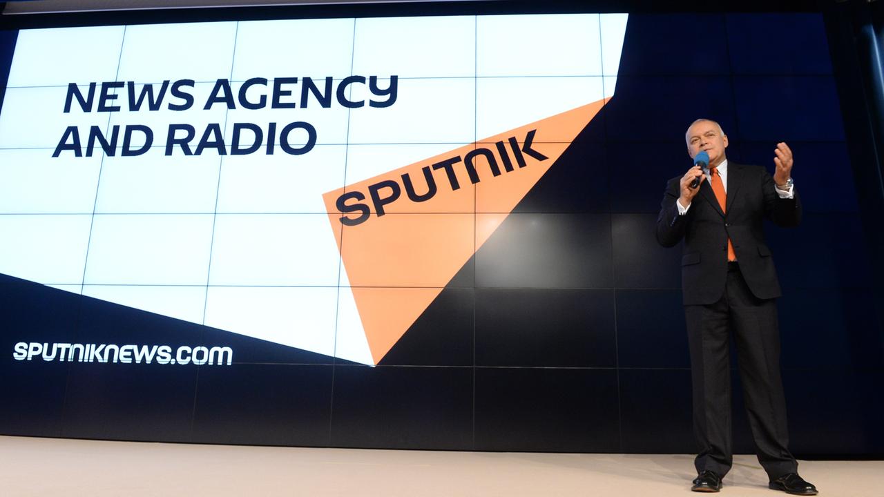 Der Chef von "Russia Today", Dimitri Kiseljow,bei der Präsentation des neuen Großprojekts Sputnik. Der Chef von "Russia Today", Dimitri Kiseljow,bei der Präsentation des neuen Großprojekts Sputnik.
