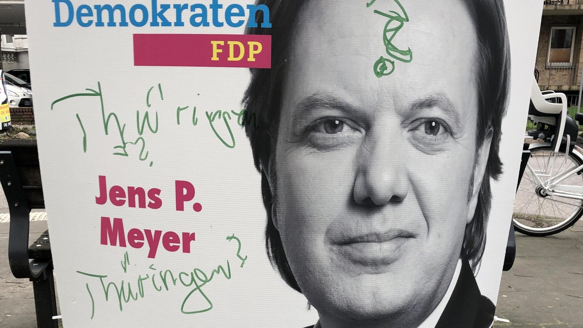 Nach der Ministerpräsidentenwahl in Thüringen wurden Plakate der FDP für die Bürgerschaftswahl in Hamburg beschmiert Nach der Ministerpräsidentenwahl in Thüringen wurden Plakate der FDP für die Bürgerschaftswahl in Hamburg beschmiert