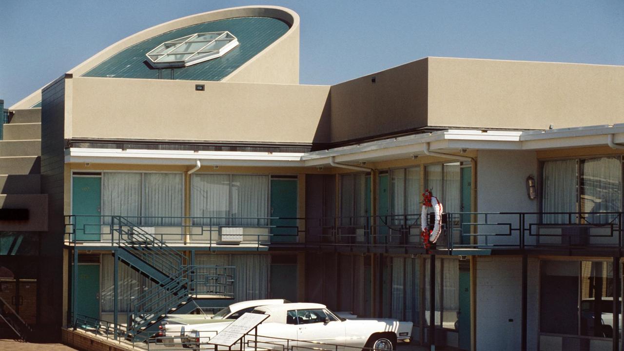 Auf einem Balkon des "Lorraine Motel", die Stelle ist heute mit einem Kranz geschmückt, wurde am 4. April 1968 der farbige US-Bürgerrechtler und Friedensnobelpreisträger Dr. Martin Luther King erschossen. Auf einem Balkon des "Lorraine Motel", die Stelle ist heute mit einem Kranz geschmückt, wurde am 4. April 1968 der farbige US-Bürgerrechtler und Friedensnobelpreisträger Dr. Martin Luther King erschossen.