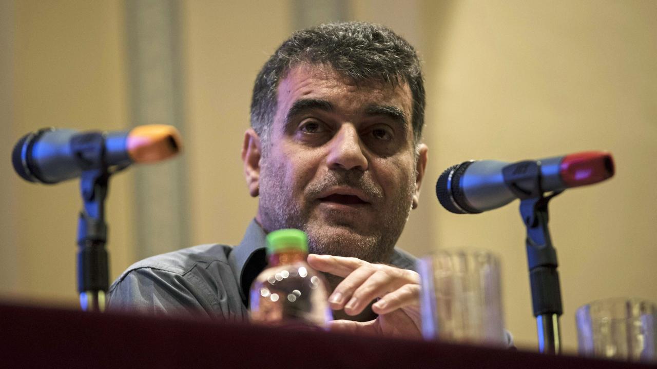 Kostas Vaxevanis bei einer Podiumsveranstaltung in Athen Kostas Vaxevanis bei einer Podiumsveranstaltung in Athen