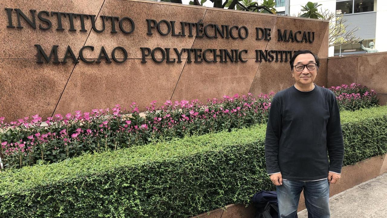 Porträt von Larry So vor der Fachhochschule von Macau
Porträt von Larry So vor der Fachhochschule von Macau