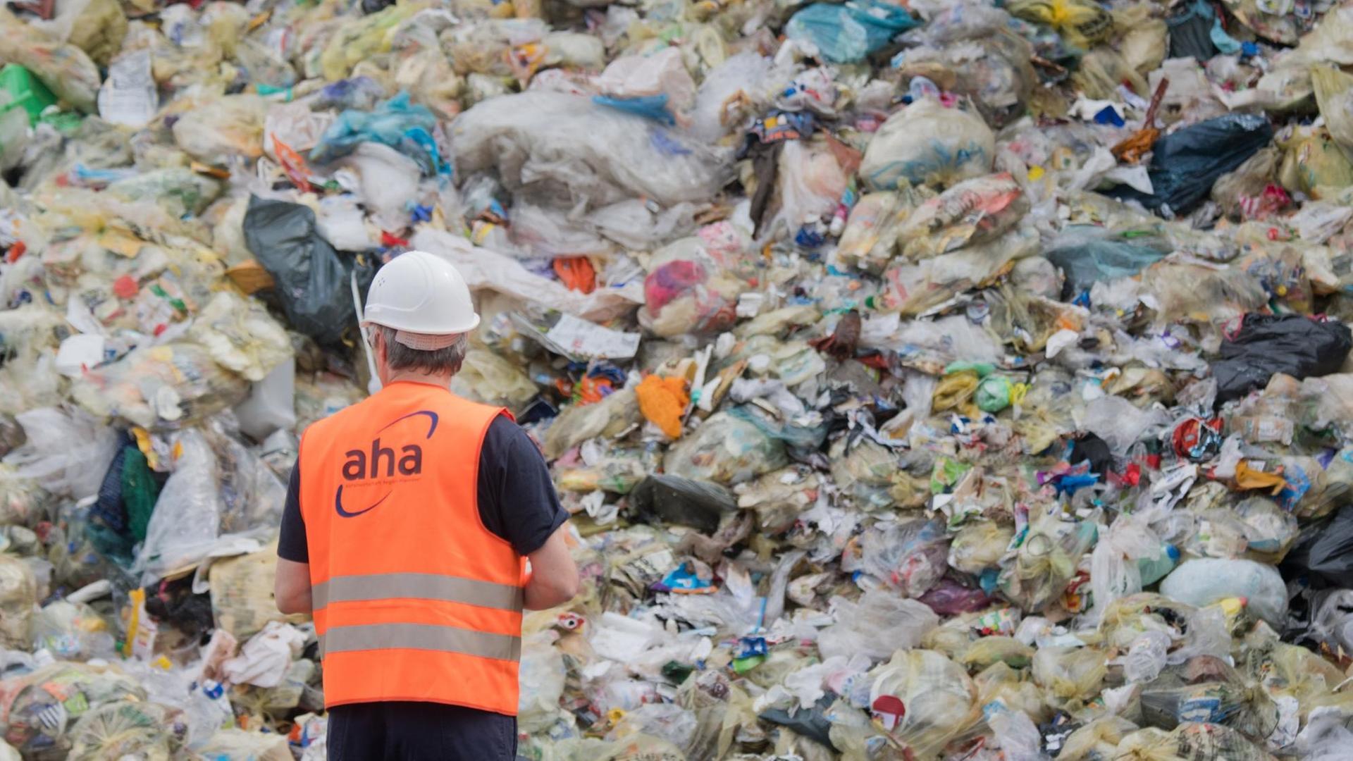 Leichtverpackungen und Gelbe Säcke liegen auf der Deponie des "aha Zweckverband Abfallwirtschaft Region Hannover", im Vordergrund läuft ein Mitarbeiter. In der Gelben Tonne landet oft Müll, der dort gar nicht hingehört. Die Quote der sogenannten Fehlwürfe liegt nach Schätzung von Branchenexperten zwischen 40 und 60 Prozent, wie der Bundesverband Sekundärrohstoffe mitteilte. Leichtverpackungen und Gelbe Säcke liegen auf der Deponie des "aha Zweckverband Abfallwirtschaft Region Hannover", im Vordergrund läuft ein Mitarbeiter. In der Gelben Tonne landet oft Müll, der dort gar nicht hingehört. Die Quote der sogenannten Fehlwürfe liegt nach Schätzung von Branchenexperten zwischen 40 und 60 Prozent, wie der Bundesverband Sekundärrohstoffe mitteilte.