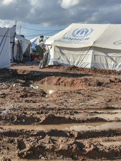 Menschen im Flüchtlingslager Kara Tepe auf Lesbos in Griechenland säubern ihre Zelte nach einem starken Regensturm, aufgenommen am 14. Oktober 2020