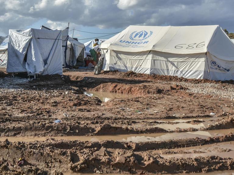 Menschen im Flüchtlingslager Kara Tepe auf Lesbos in Griechenland säubern ihre Zelte nach einem starken Regensturm, aufgenommen am 14. Oktober 2020