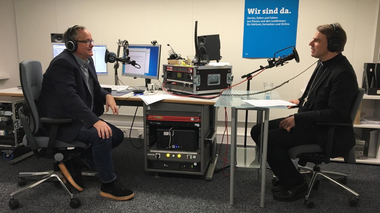 Bischof Stefan Oster sitzt im Studio des Bayerischen Rundfunks Andreas Main gegenüber Bischof Stefan Oster sitzt im Studio des Bayerischen Rundfunks Andreas Main gegenüber