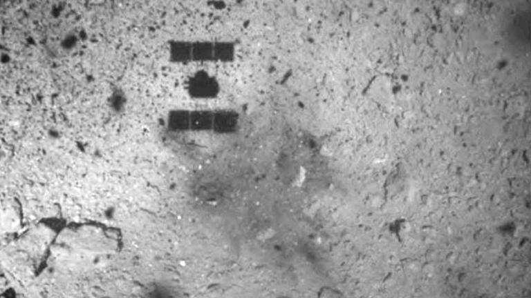 Große Raumfahrt: Schatten der japanischen Sonde Hayabusa-2 auf der Oberfläche des Asteroiden Ryugu