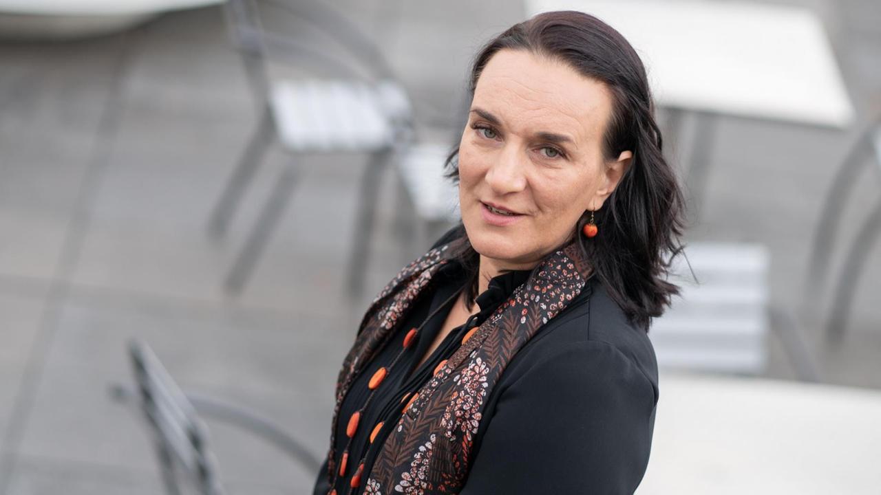 Die deutsch-ungarische Schriftstellerin Terézia Mora steht auf der Terrasse des Darmstädter Staatstheaters, am Tag ihrer Auszeichnung mit dem Georg-Büchner-Preis 2018 Die deutsch-ungarische Schriftstellerin Terézia Mora steht auf der Terrasse des Darmstädter Staatstheaters, am Tag ihrer Auszeichnung mit dem Georg-Büchner-Preis 2018