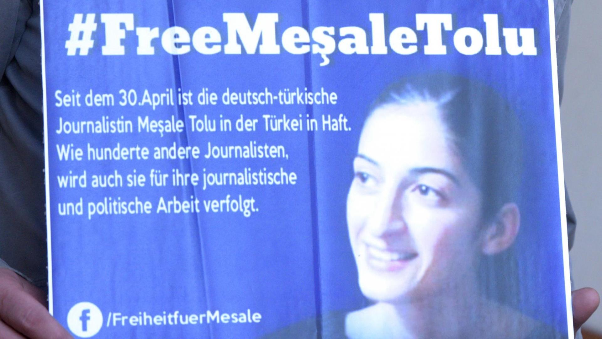 Ein Mann hält am 15.05.2017 in Neu-Ulm (Bayern) ein Schild in den Händen, auf dem die Freilassung der in der Türkei inhaftierten Mesale Tolu Corlu gefordert wird. Ein Mann hält am 15.05.2017 in Neu-Ulm (Bayern) ein Schild in den Händen, auf dem die Freilassung der in der Türkei inhaftierten Mesale Tolu Corlu gefordert wird.