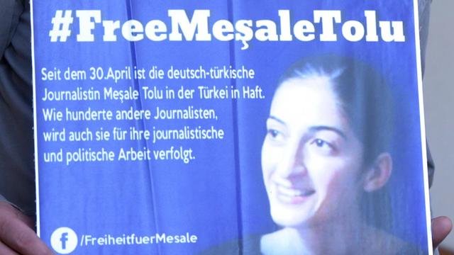 Ein Mann hält am 15.05.2017 in Neu-Ulm (Bayern) ein Schild in den Händen, auf dem die Freilassung der in der Türkei inhaftierten Mesale Tolu Corlu gefordert wird.