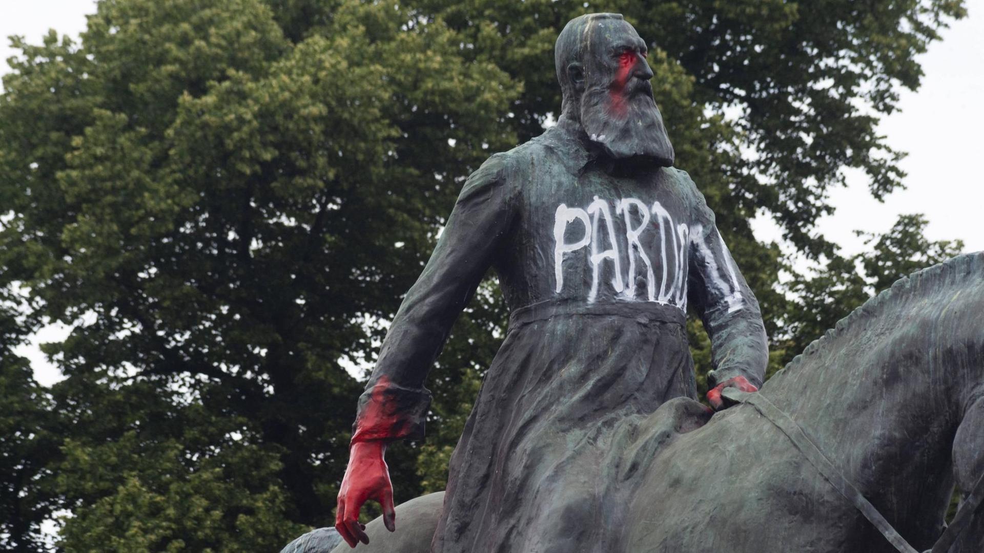 Statue des belgischen Königs Leopold II. in Brüssel, die im Zuge einer Black-Lives Matter-Demonstration im Juni besprüht wurde. Statue des belgischen Königs Leopold II. in Brüssel, die im Zuge einer Black-Lives Matter-Demonstration im Juni besprüht wurde.
