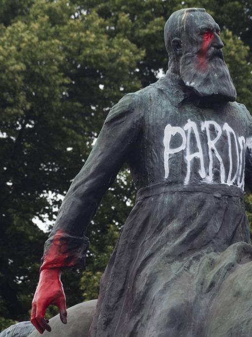 Statue des belgischen Königs Leopold II. in Brüssel, die im Zuge einer Black-Lives Matter-Demonstration im Juni besprüht wurde.