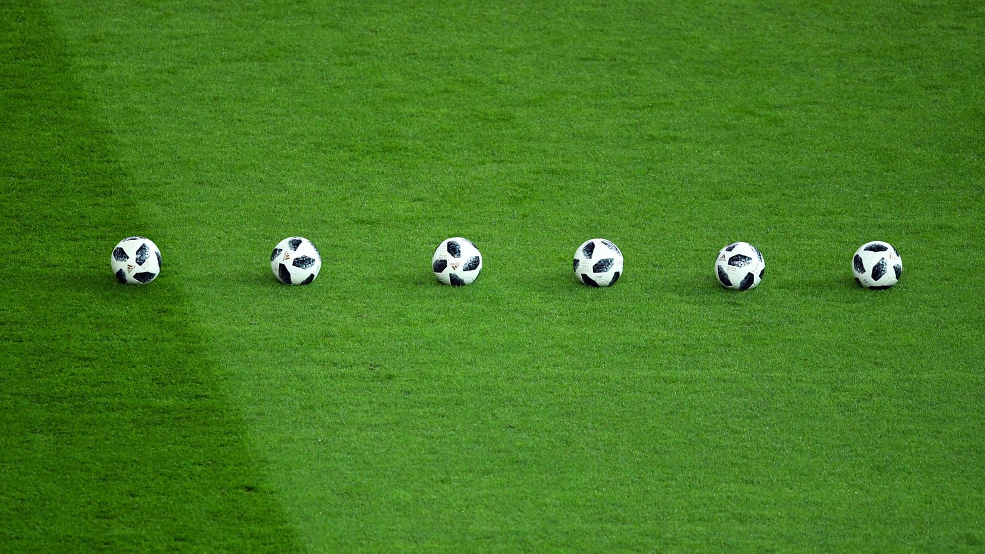 Sechs Fußbälle liegen beim Testspiel Deutschland - Brasilien im Berliner Olympiastadion am 27.03.2018 in einer Reihe auf dem Rasen. Sechs Fußbälle liegen beim Testspiel Deutschland - Brasilien im Berliner Olympiastadion am 27.03.2018 in einer Reihe auf dem Rasen.