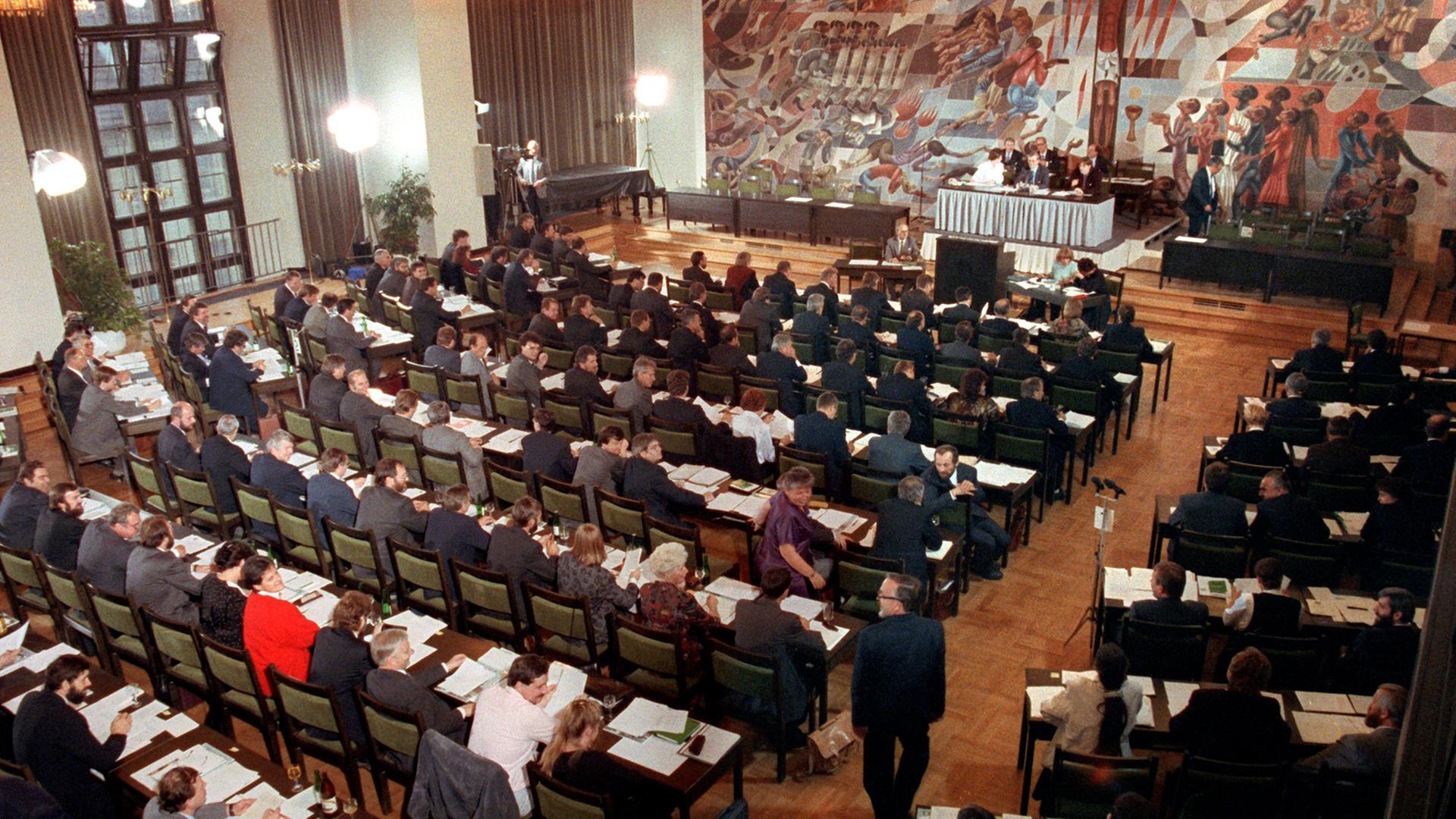 28. Oktober 1990: der Landtag von Sachsen in Dresden. 28. Oktober 1990: der Landtag von Sachsen in Dresden.