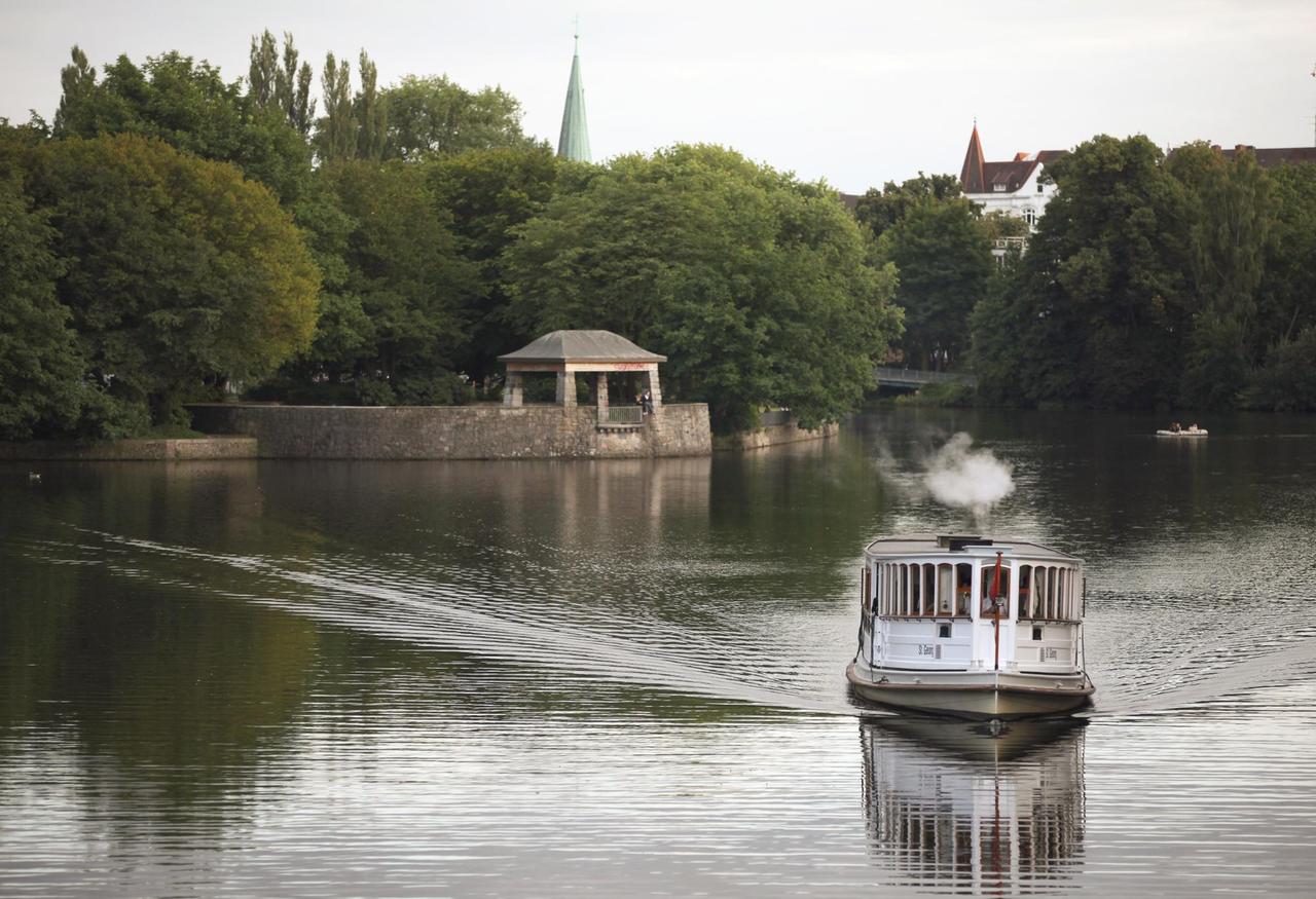 Der historische Alsterdampfer "St. Georg" auf der Alster am Hayns Park in Hamburg Der historische Alsterdampfer "St. Georg" auf der Alster am Hayns Park in Hamburg
