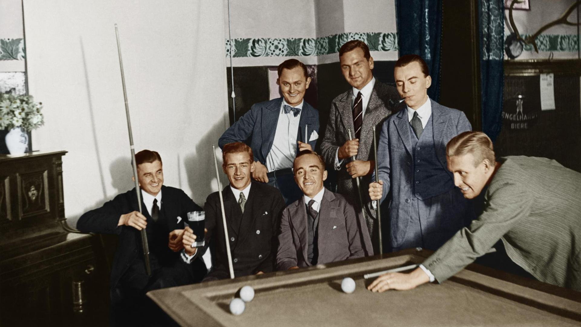 Herrenrunde beim Billard, Foto 1920er Jahre, digital koloriert