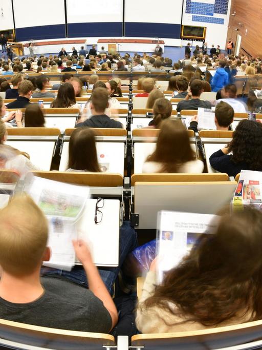 Studenten nehmen in Heidelberg in einem Hörsaal der Universität an einer Veranstaltung teil