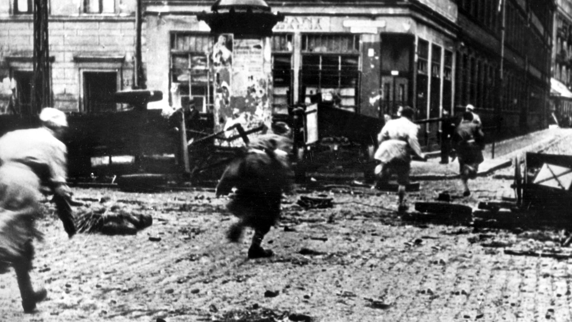 Rennende Aufständische während der Straßenkämpfe des Aufstandes der Heimatarmee in Warschau 1944. Rennende Aufständische während der Straßenkämpfe des Aufstandes der Heimatarmee in Warschau 1944.