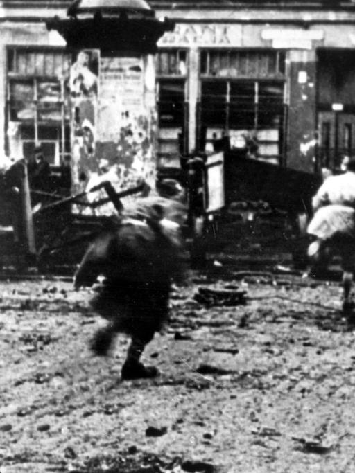 Rennende Aufständische während der Straßenkämpfe des Aufstandes der Heimatarmee in Warschau 1944.