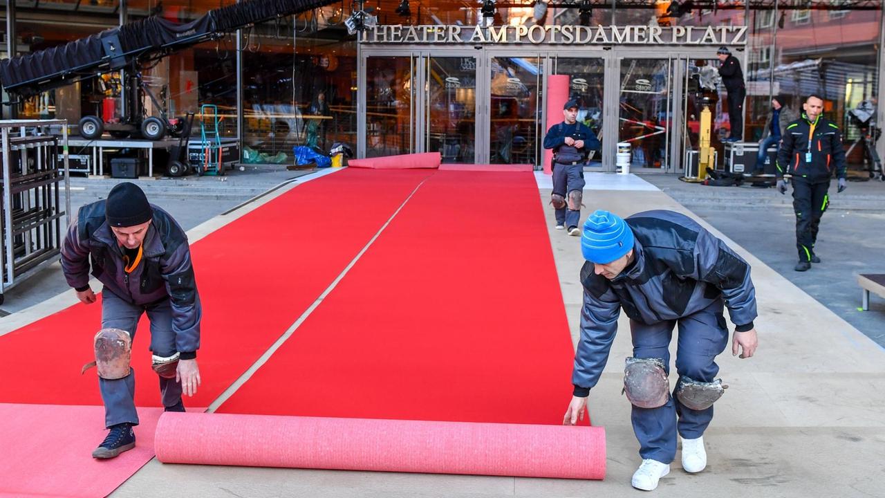 Der rote Teppich wird vor dem Berlinale-Palast am Potsdamer Platz ausgerollt.