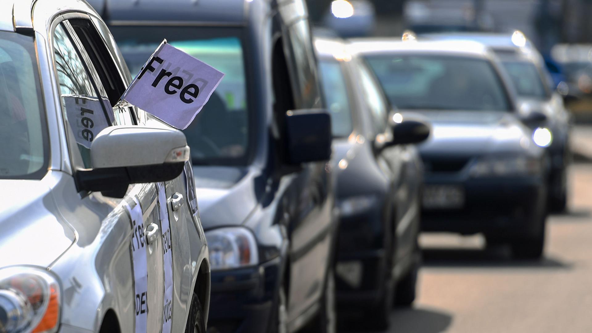Ein Autokorso-Teilnehmer hält eine Fahne "Free" am 25.02.2017 in Flörsheim (Hessen) aus dem Seitenfenster. Der in der Türkei inhaftierte "Welt"»-Journalist Deniz Yücel stammt aus Flörsheim. Yücel werden Terrorpropaganda, Mitgliedschaft in einer terroristischen Vereinigung und Datenmissbrauch vorgeworfen. Mit einem Autokorso haben Angehörige, Freunde und Kollegen für dessen Freilassung demonstriert. Ein Autokorso-Teilnehmer hält eine Fahne "Free" am 25.02.2017 in Flörsheim (Hessen) aus dem Seitenfenster. Der in der Türkei inhaftierte "Welt"»-Journalist Deniz Yücel stammt aus Flörsheim. Yücel werden Terrorpropaganda, Mitgliedschaft in einer terroristischen Vereinigung und Datenmissbrauch vorgeworfen. Mit einem Autokorso haben Angehörige, Freunde und Kollegen für dessen Freilassung demonstriert.