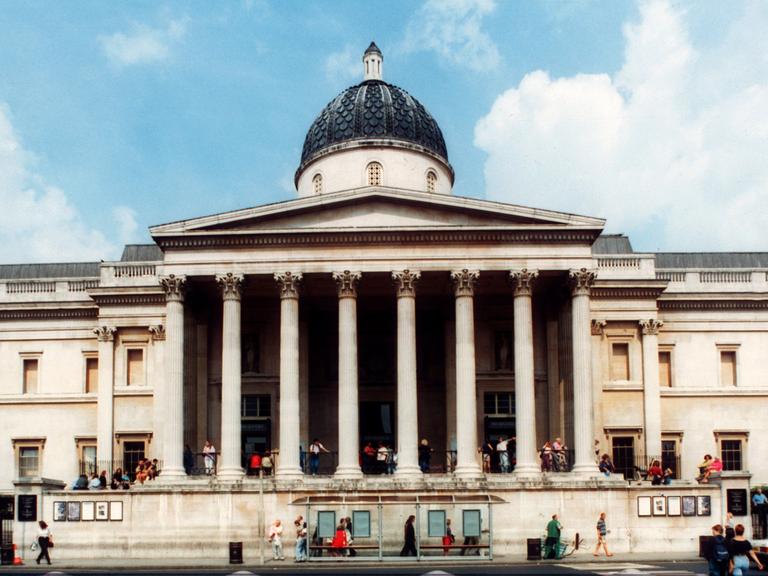 Zu sehen ist die Front der National Gallery in London mit ihrem Säulenvorbau und großer Kuppel.