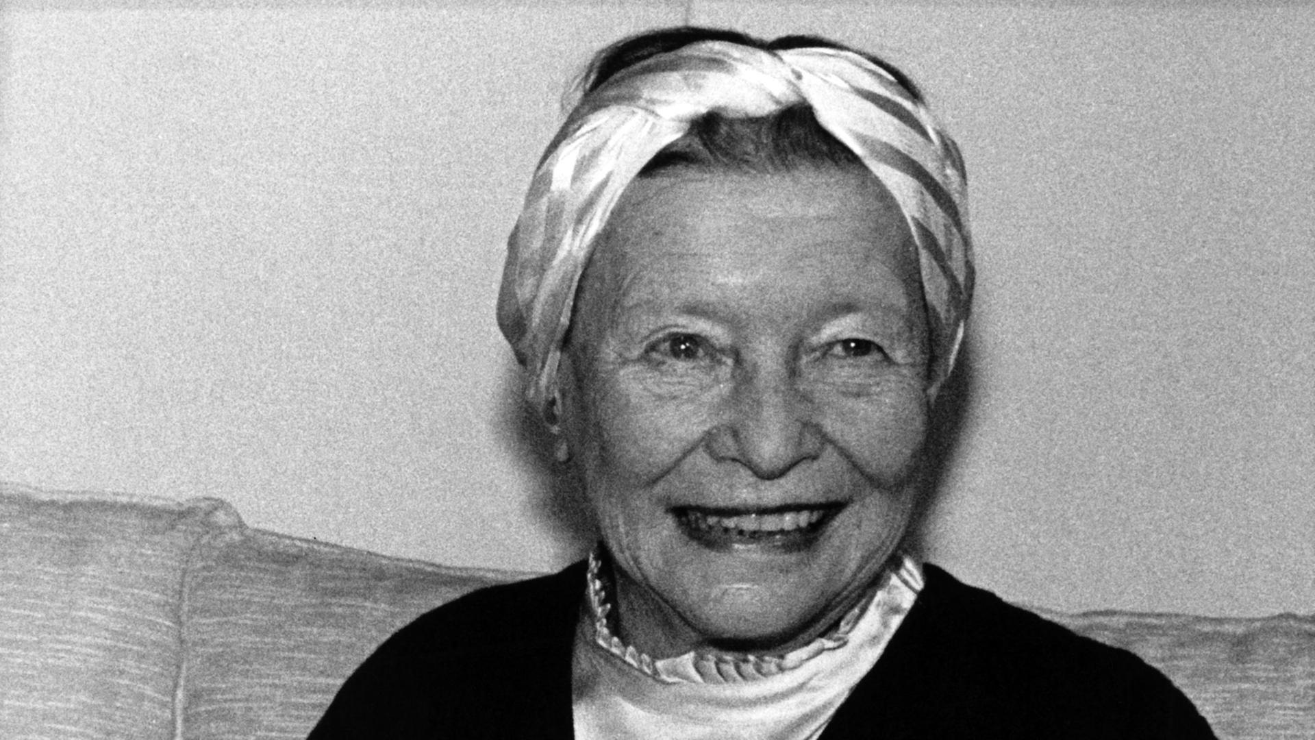 Die französische Schriftstellerin und Feministin Simone de Beauvoir, aufgenommen bei einer Pressekonferenz in der dänischen Botschaft in Paris am 21.04.1983 nach der Entgegennahme des dänischen Sonning Kulturpreises. Die französische Schriftstellerin und Feministin Simone de Beauvoir, aufgenommen bei einer Pressekonferenz in der dänischen Botschaft in Paris am 21.04.1983 nach der Entgegennahme des dänischen Sonning Kulturpreises.