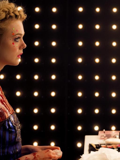 Die US-Schauspielerin Elle Fanning in einer der Szenen von "The Neon Demon'" von Regisseur Nicolas Winding Refn.