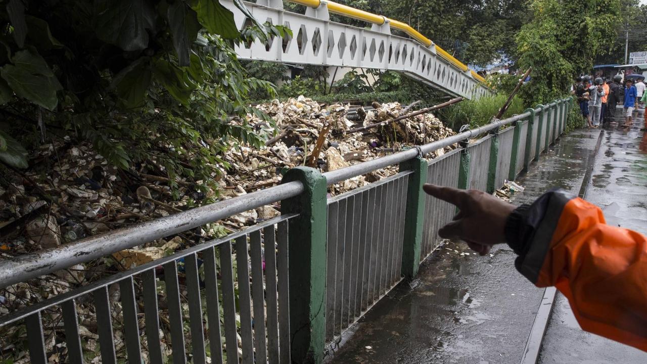 Müllberge nach der Wasserflut. Das Wasser ist weg, der angeschwemmte Unrat muss jetzt weggeräumt werden. Bogor, West Java, Indonesien. Müllberge nach der Wasserflut. Das Wasser ist weg, der angeschwemmte Unrat muss jetzt weggeräumt werden. Bogor, West Java, Indonesien.