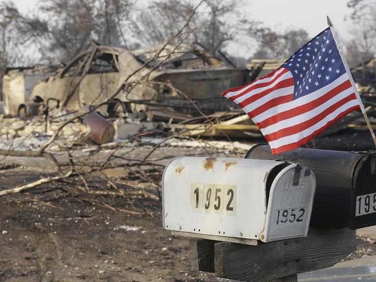 Eine kleine Flagge hängt an einem Briefkasten vor einem komplett ausgebrannten Haus in Santa Rosa, Kalifornien (Oktober 2017).