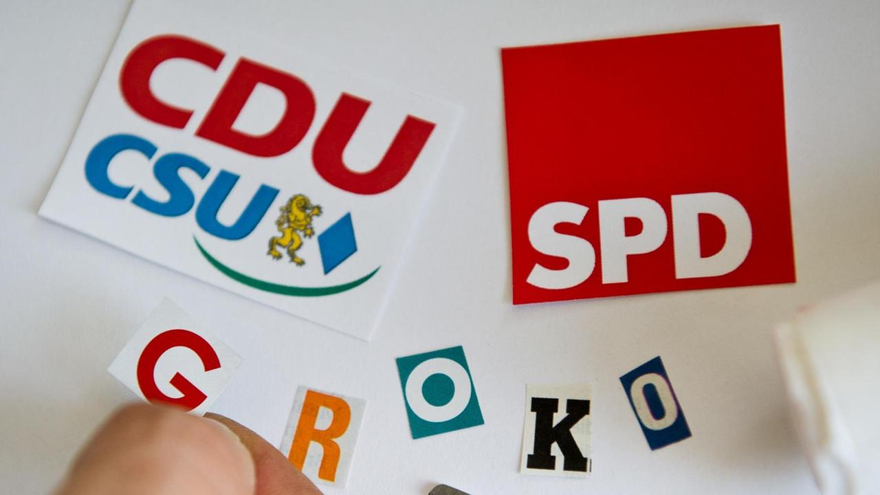 "GroKo" aus ausgeschnittenen Buchstaben zusammen mit den Logos der Parteien CDU/CSU und SPD "GroKo" aus ausgeschnittenen Buchstaben zusammen mit den Logos der Parteien CDU/CSU und SPD