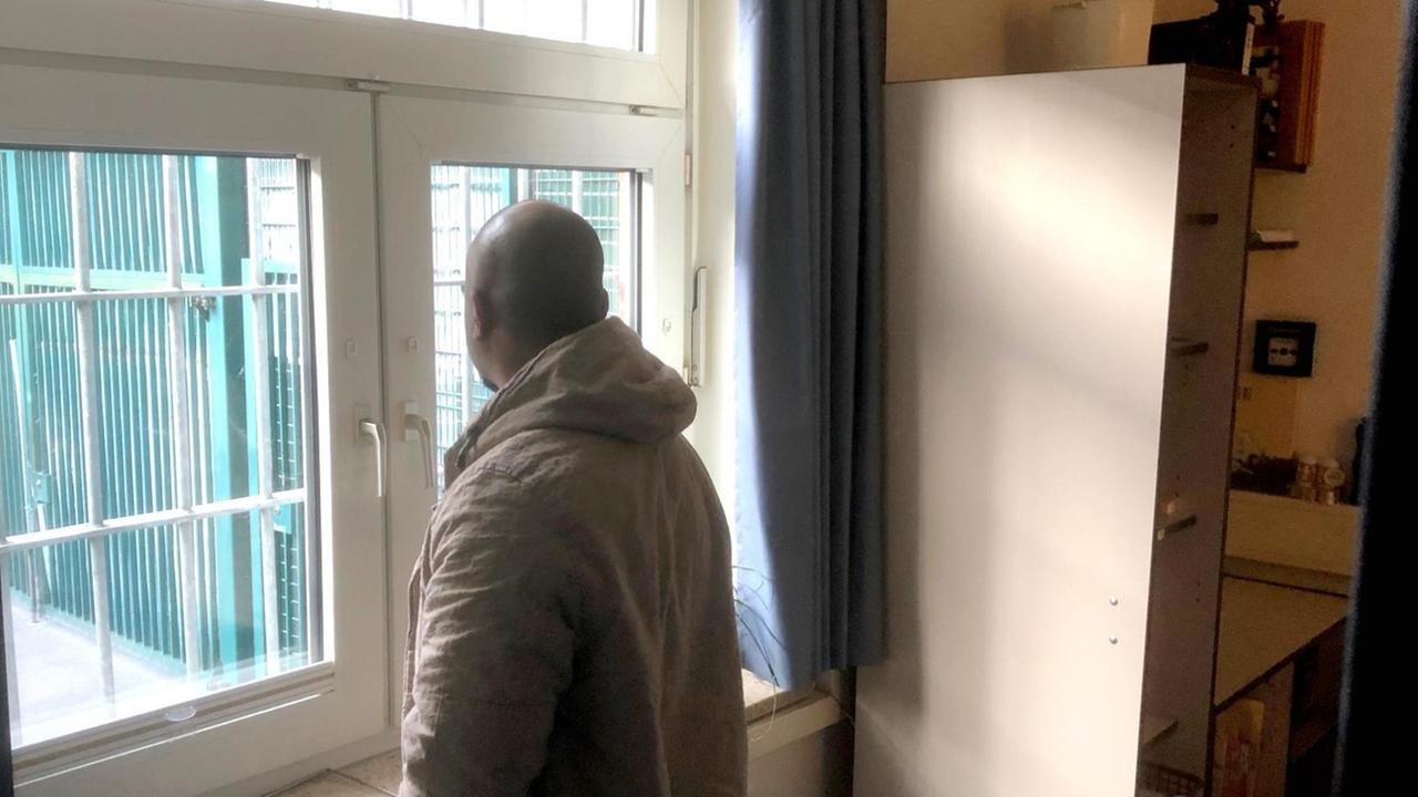Insasse im Abschiebegefängnis Büren blickt aus dem Fenster Insasse im Abschiebegefängnis Büren blickt aus dem Fenster