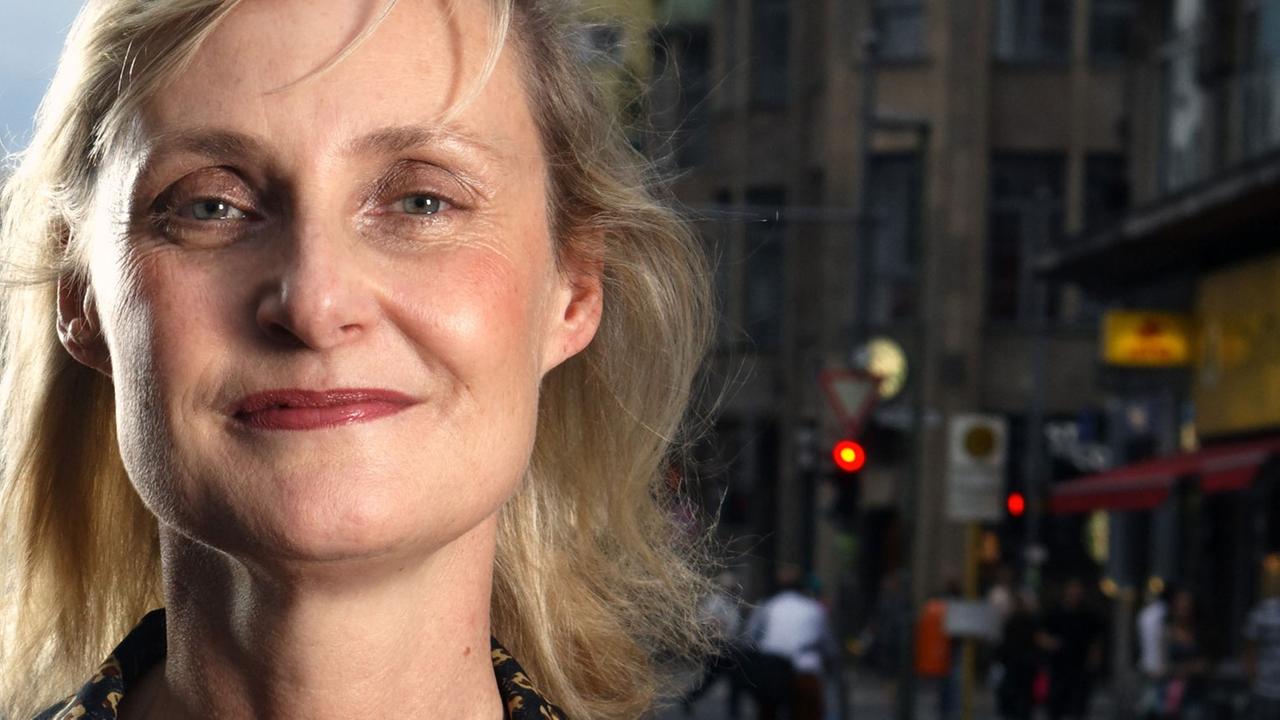 Die Verlegerin und Literaturagentin Elisabeth Ruge, im Hintergrund ist eine Straßenkulisse zu sehen Die Verlegerin und Literaturagentin Elisabeth Ruge, im Hintergrund ist eine Straßenkulisse zu sehen