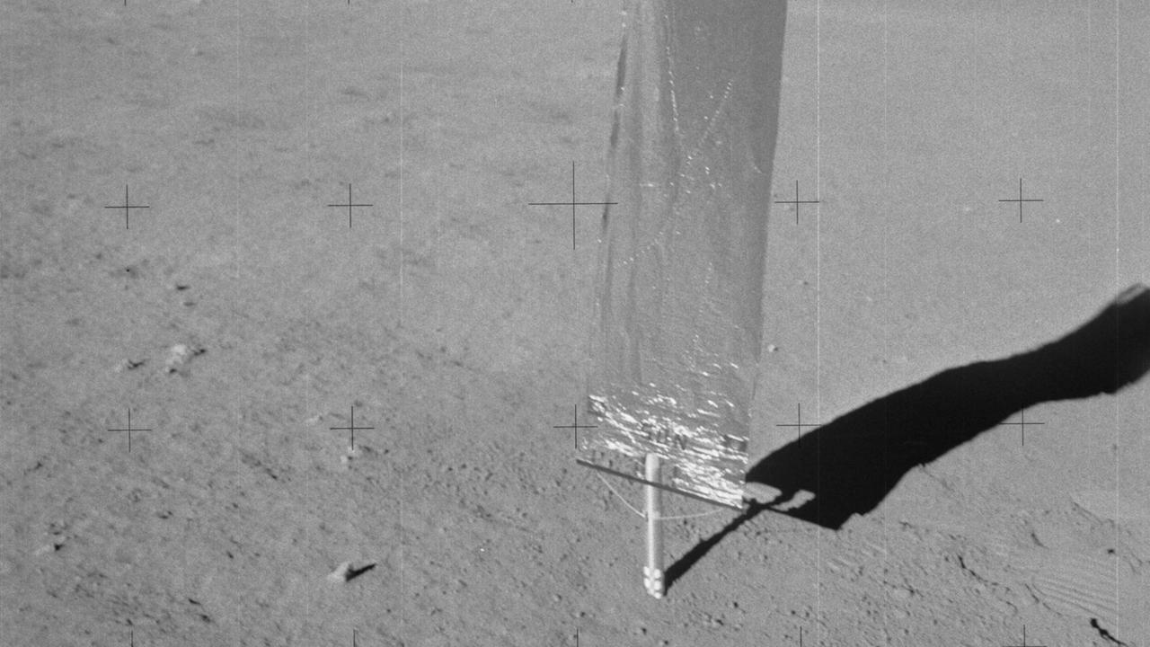 Erst diente eine Stange für die Befestigung eines Sonnenwind-Experiments, später wurde sie zum ersten Speer auf dem Mond Erst diente eine Stange für die Befestigung eines Sonnenwind-Experiments, später wurde sie zum ersten Speer auf dem Mond