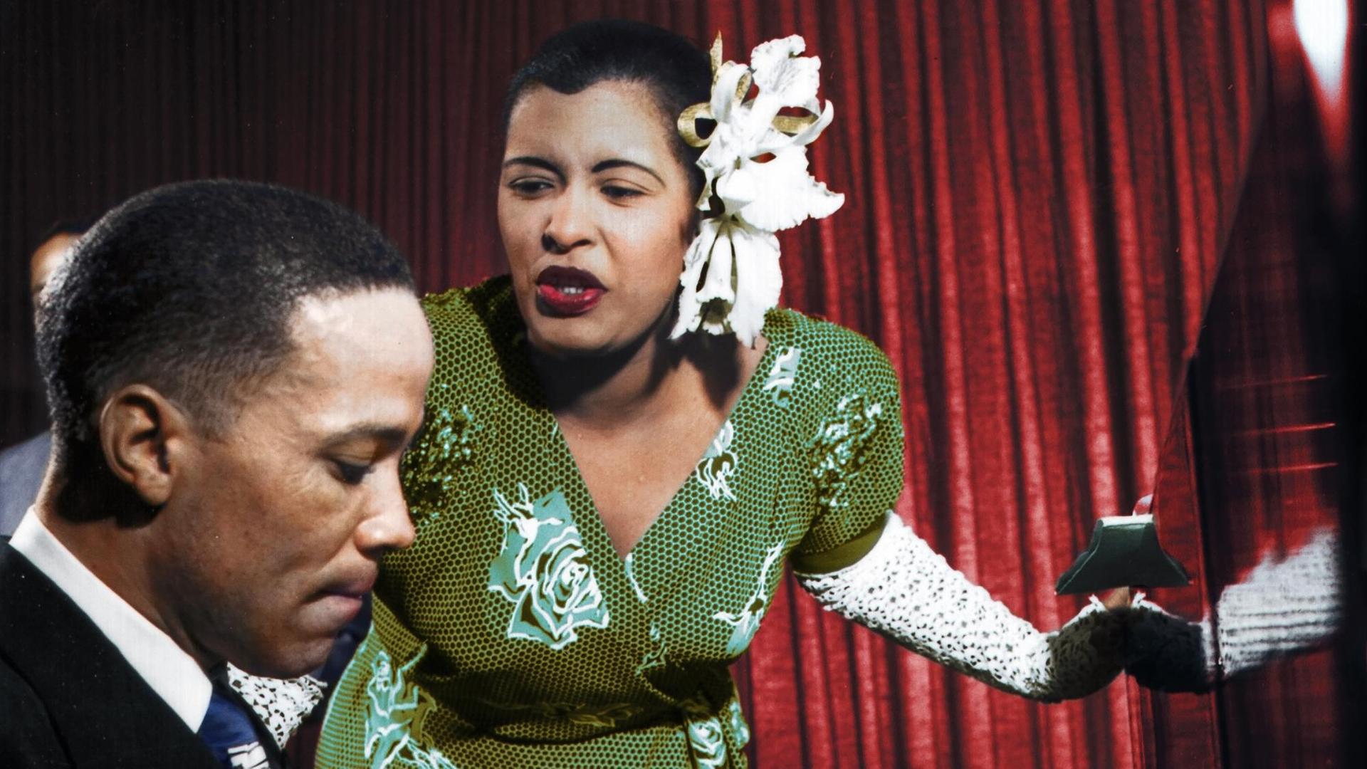 Billie Holiday zusammen mit Bobby Tucker am Klavier. Billie Holiday zusammen mit Bobby Tucker am Klavier.