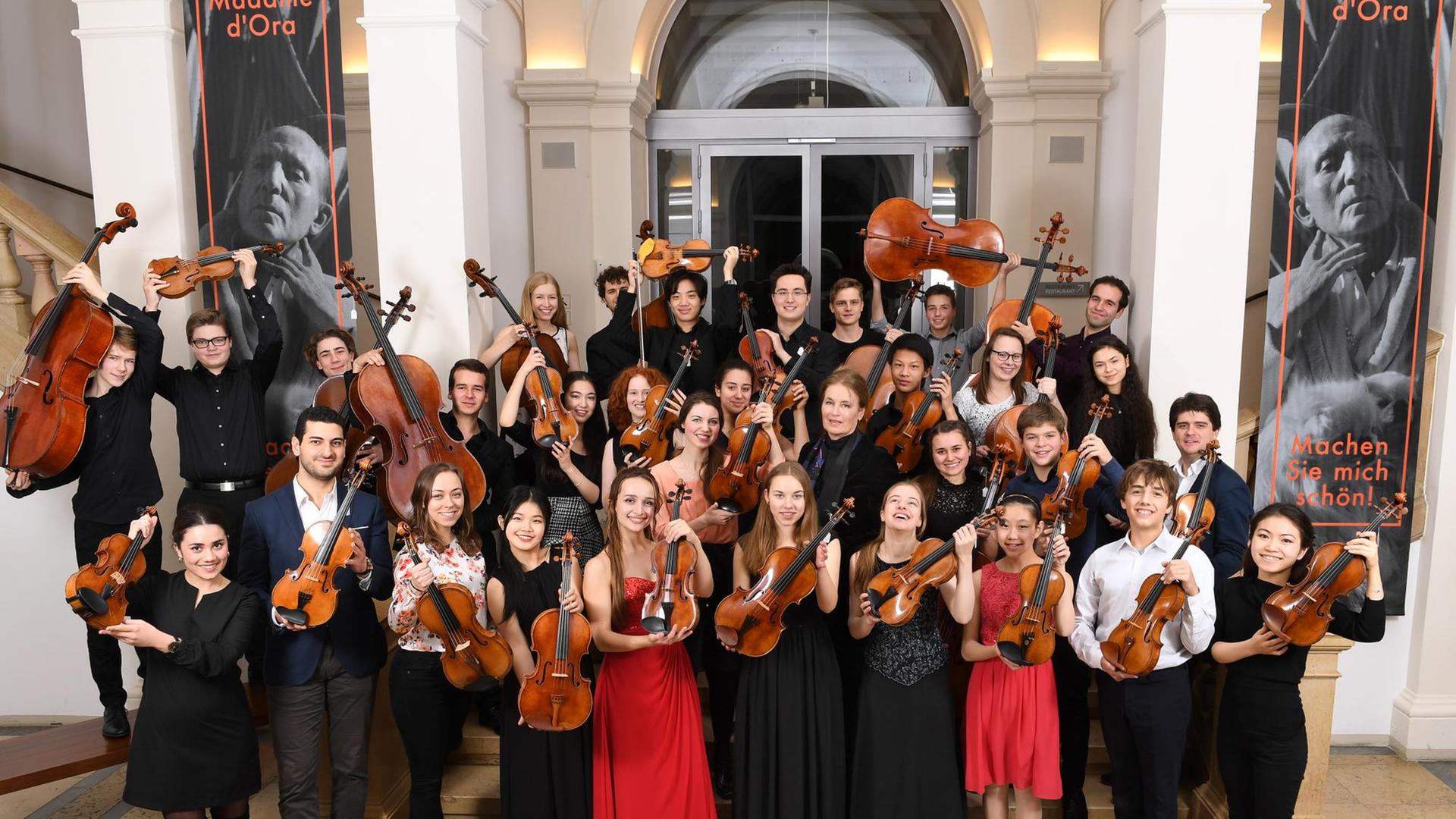 Die Preisträger des Deutschen Musikinstrumentenfonds 2018 haben sich zu einem Gruppenbild versammelt und strecken ihre Streichinstrumente in die Höhe. Die Preisträger des Deutschen Musikinstrumentenfonds 2018 haben sich zu einem Gruppenbild versammelt und strecken ihre Streichinstrumente in die Höhe.