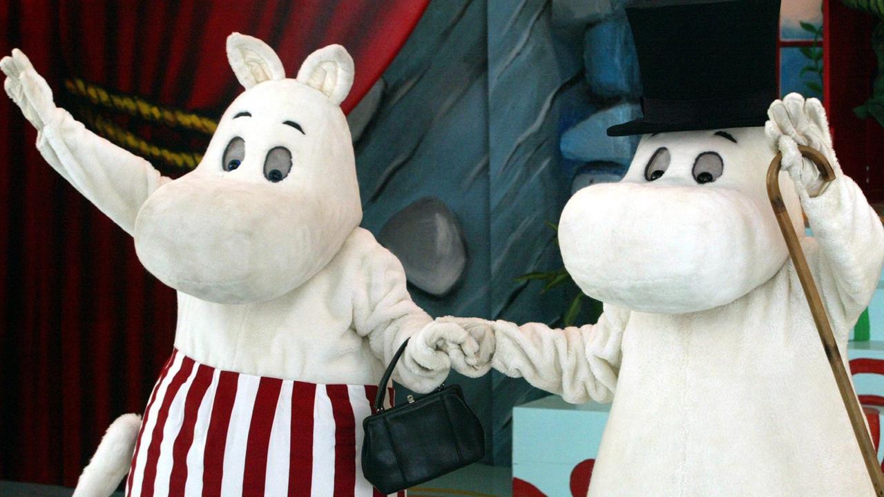 Muminmama und Muminpapa bei einer Theateraufführung im Vergnügungspark Mumin-Welt in Naantali in Finnland. In diesem Freizeitpark können große und kleine Besucher die Welt der Mumins entdecken, die von der dänischen Schriftstellerin Tove Jansson erdachten wurden. Muminmama und Muminpapa bei einer Theateraufführung im Vergnügungspark Mumin-Welt in Naantali in Finnland. In diesem Freizeitpark können große und kleine Besucher die Welt der Mumins entdecken, die von der dänischen Schriftstellerin Tove Jansson erdachten wurden.
