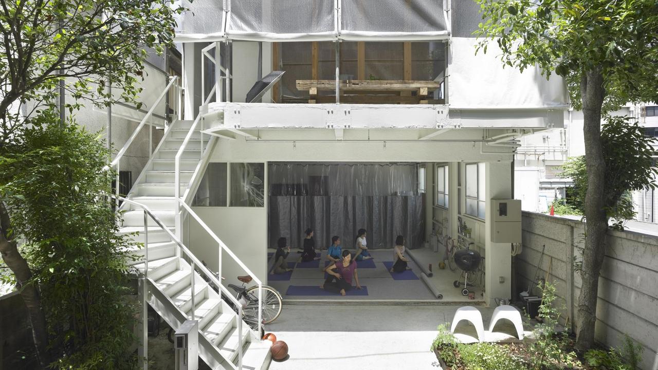 Im Untergeschoss des House for seven people in Tokio machen Frauen gemeinsam Yoga. (Bild: Sadao Hotta)