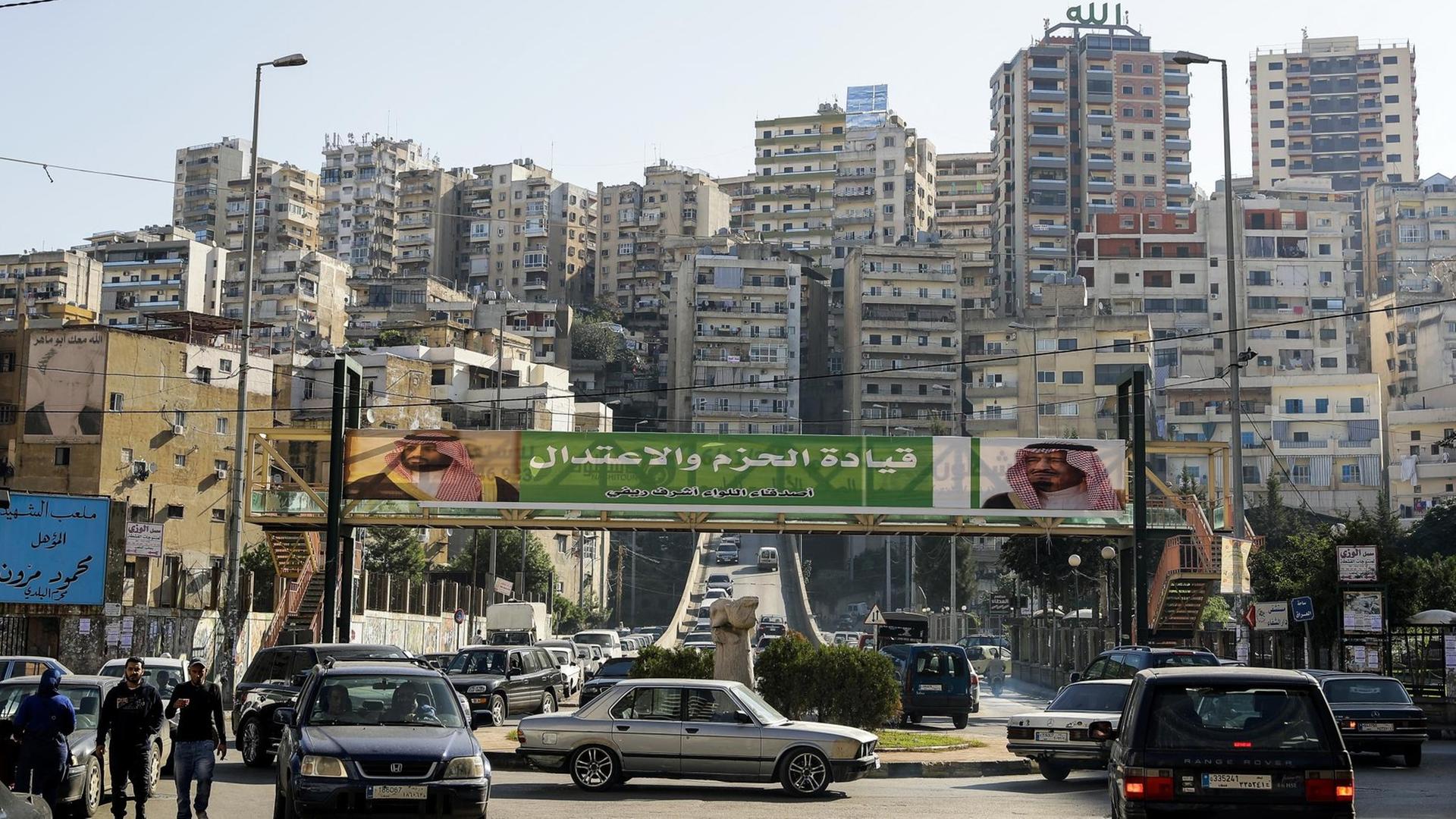 Ein Banner mit Bildern des saudischen Königs Salman bin Abdulaziz und des Kronprinzen Mohammed bin Salman hängt über einer Straße in der nordlibanesischen Hafenstadt Tripoli Ein Banner mit Bildern des saudischen Königs Salman bin Abdulaziz und des Kronprinzen Mohammed bin Salman hängt über einer Straße in der nordlibanesischen Hafenstadt Tripoli