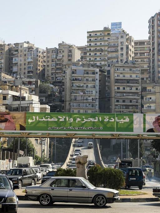 Ein Banner mit Bildern des saudischen Königs Salman bin Abdulaziz und des Kronprinzen Mohammed bin Salman hängt über einer Straße in der nordlibanesischen Hafenstadt Tripoli
