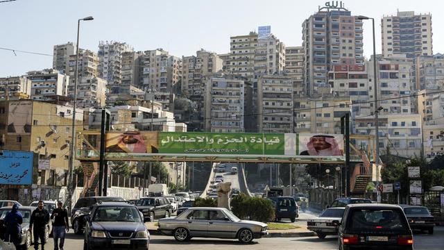 Ein Banner mit Bildern des saudischen Königs Salman bin Abdulaziz und des Kronprinzen Mohammed bin Salman hängt über einer Straße in der nordlibanesischen Hafenstadt Tripoli