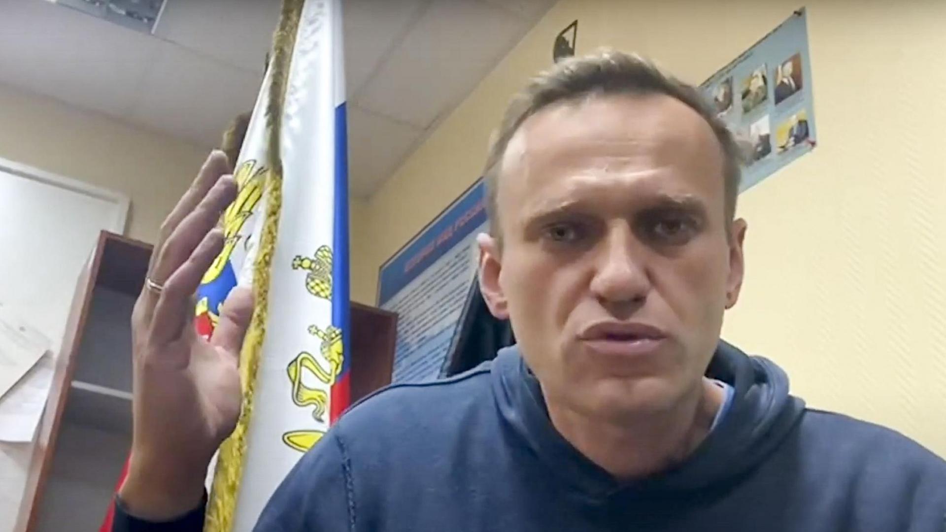 Der Oppositions-Politiker Alexej Nawalny wartet in einer Polizei-Station in Moskau.