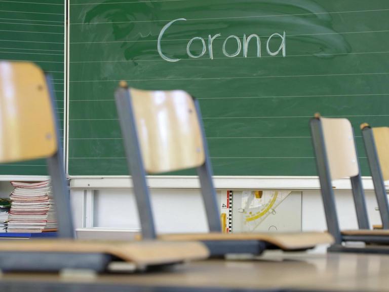 Stühle auf dem Tisch in einem leeren Klassenzimmer
