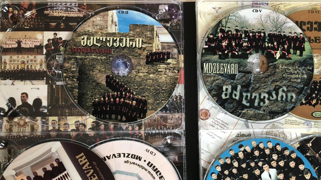 Ein Blick in eine große Veröffentlichungsmappe mit CDs und Fotos des Chores