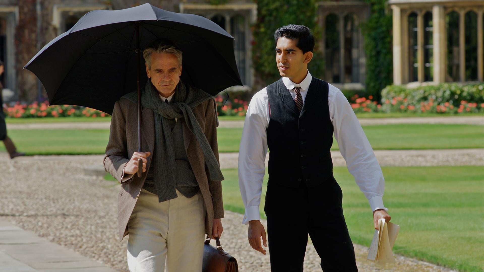 Dev Patel (r) als Mathematikgenie Srinavasa Ramanujan und Jeremy Irons als Professor G. H. in einer Filmszene von "Die Poesie des Unendlichen" von Matt Brown Dev Patel (r) als Mathematikgenie Srinavasa Ramanujan und Jeremy Irons als Professor G. H. in einer Filmszene von "Die Poesie des Unendlichen" von Matt Brown