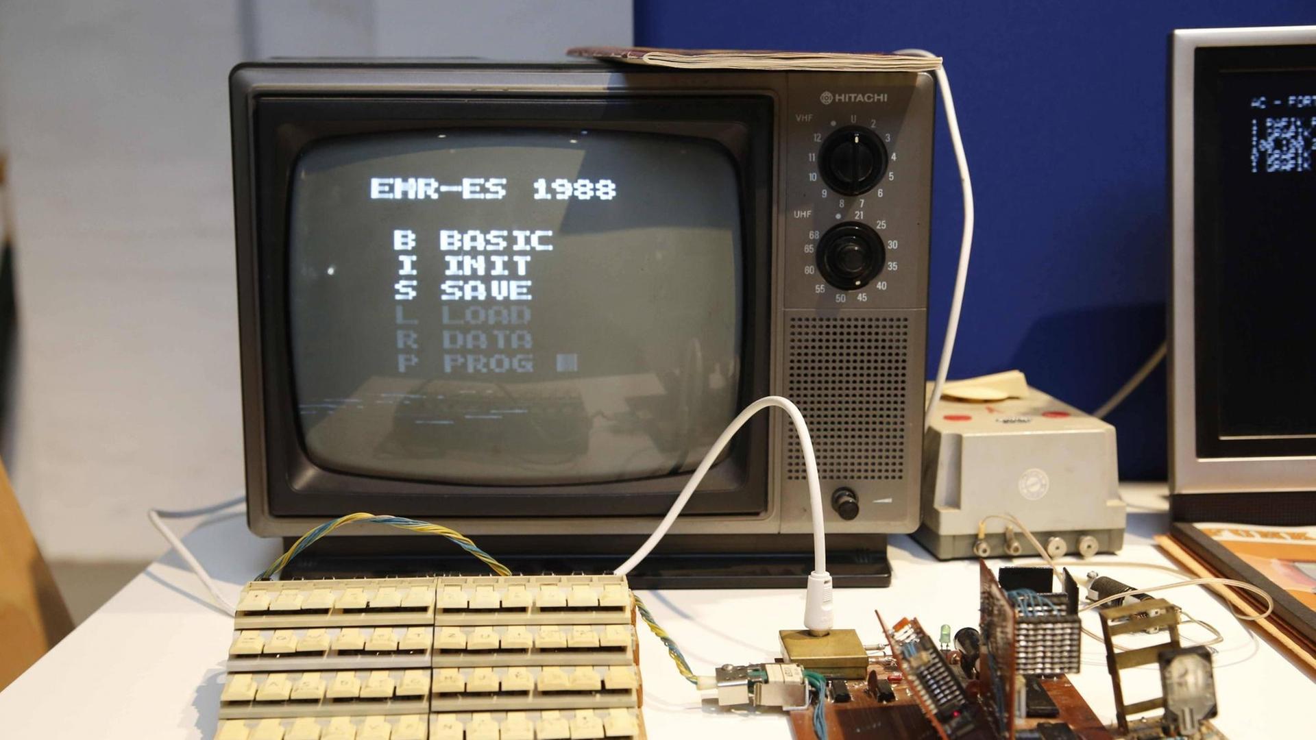 Ein alter DDR-Computer Marke Eigenbau mit einem kleinen Fernseher als Monitor. Ein alter DDR-Computer Marke Eigenbau mit einem kleinen Fernseher als Monitor.