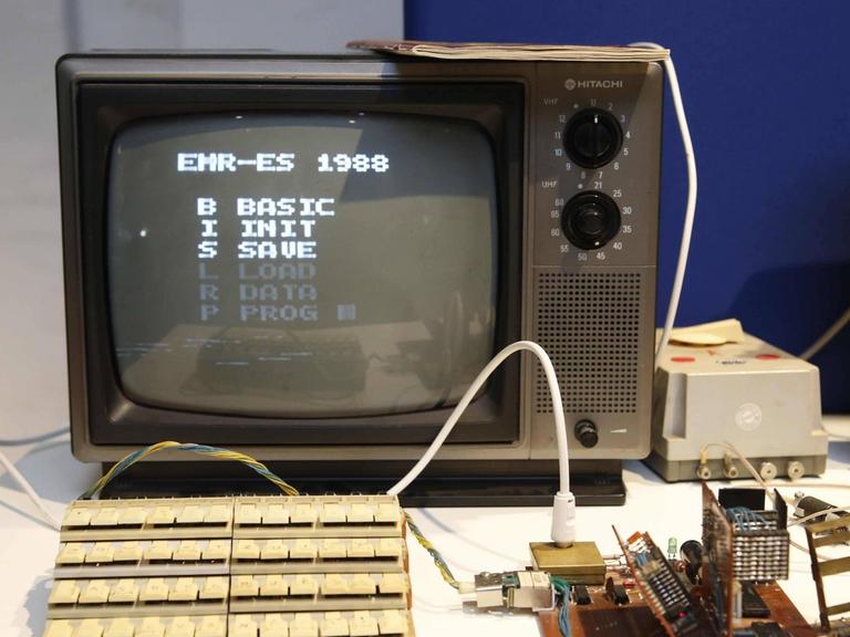 Ein alter DDR-Computer Marke Eigenbau mit einem kleinen Fernseher als Monitor.