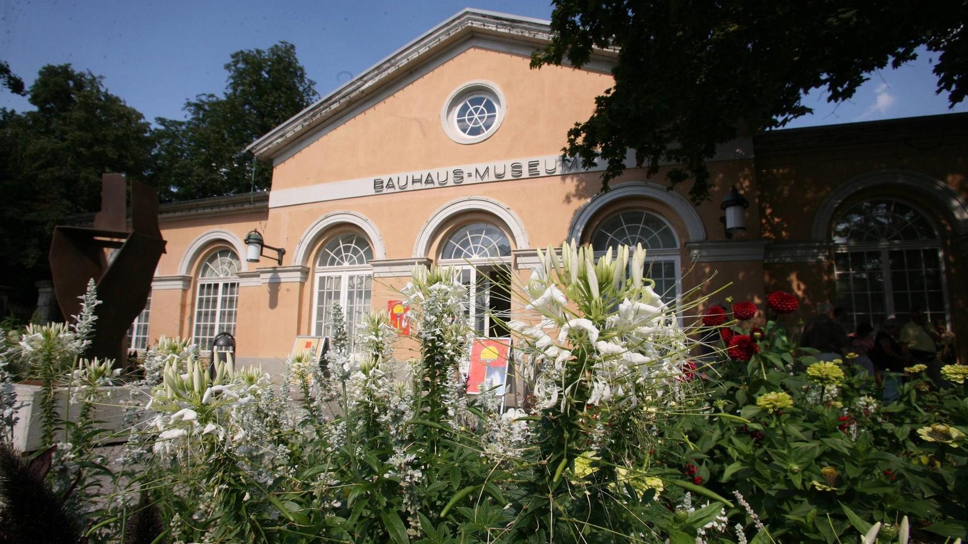 Ein Haus mit der Aufschrift "Bauhaus-Museum". Das Haus steht in Weimar. Ein Haus mit der Aufschrift "Bauhaus-Museum". Das Haus steht in Weimar.