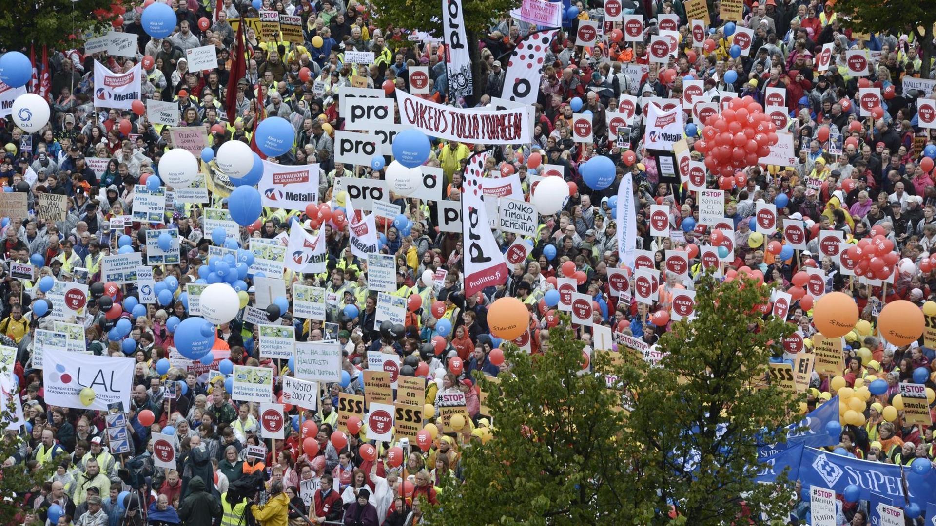 Zehntausende Demonstranten im Bahnhof von Helsini protestieren gegen die Sparpläne der finnischen Regierung. Zehntausende Demonstranten im Bahnhof von Helsini protestieren gegen die Sparpläne der finnischen Regierung.