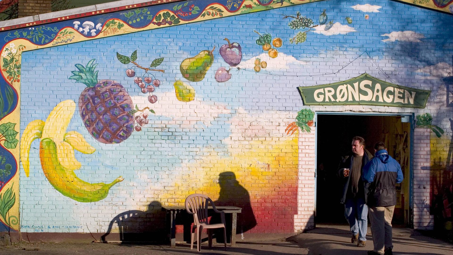 Buntes Früchte-Graffiti in Christiania, der alternativen Siedlung von Kopenhagen Buntes Früchte-Graffiti in Christiania, der alternativen Siedlung von Kopenhagen